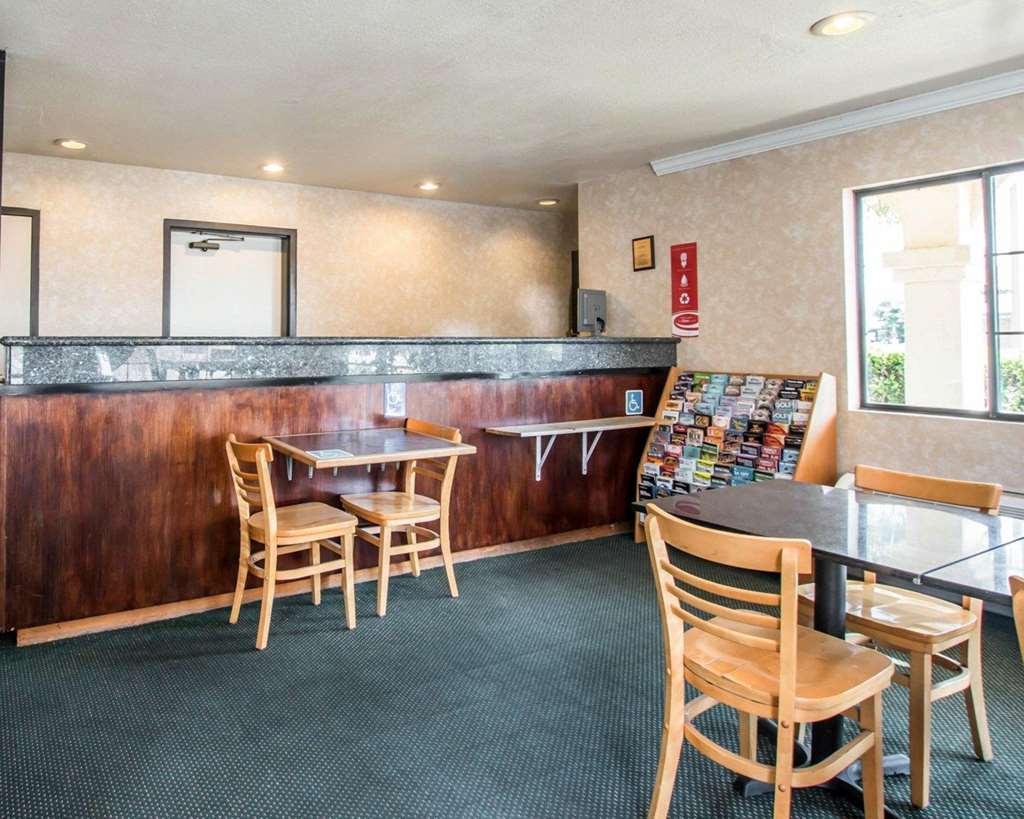 Econo Lodge Морено Вали Интериор снимка