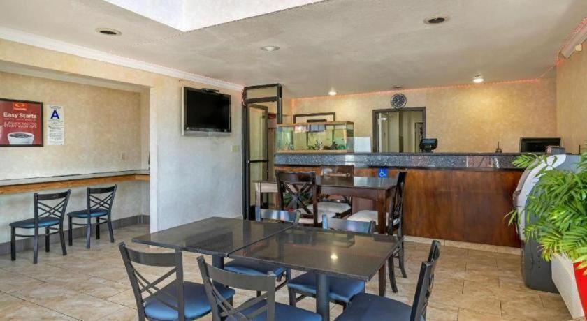 Econo Lodge Морено Вали Екстериор снимка
