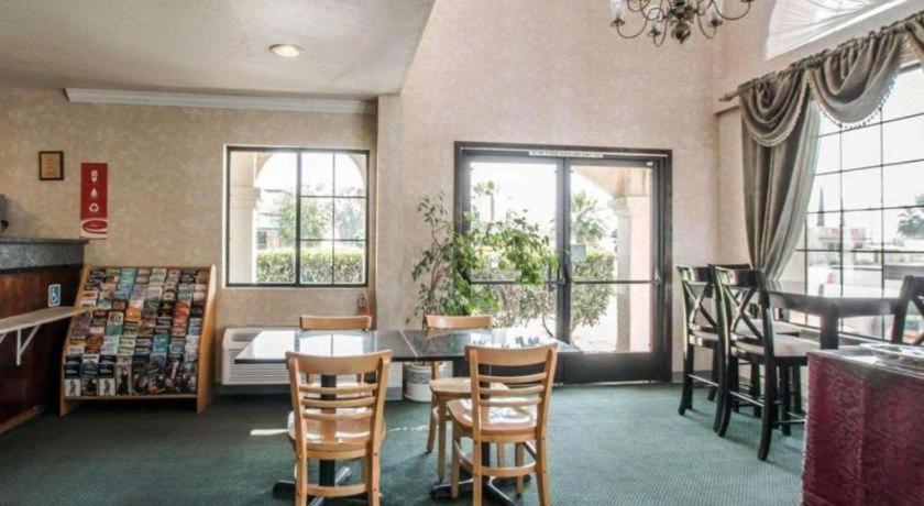 Econo Lodge Морено Вали Екстериор снимка